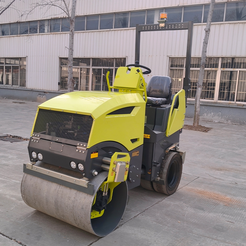新款2.5噸前鋼后膠座駕式壓路機(jī)BM2500D